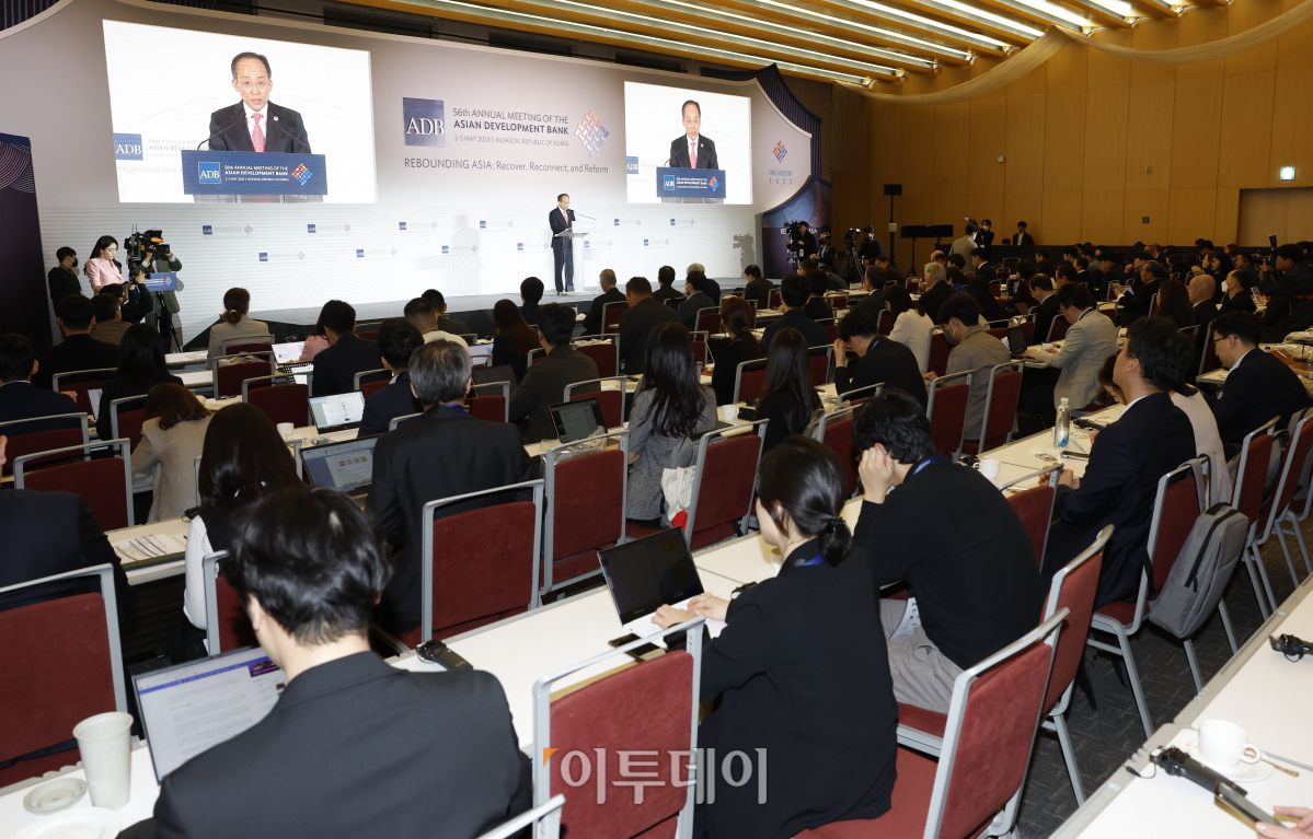 ▲추경호 경제부총리 겸 기획재정부 장관이 2일 오전 인천 연수구 송도컨벤시아에서 열린 '2023 ADB총회 한국세미나의 날' 에서 개회사를 하고 있다. 조현호 기자 hyunho@