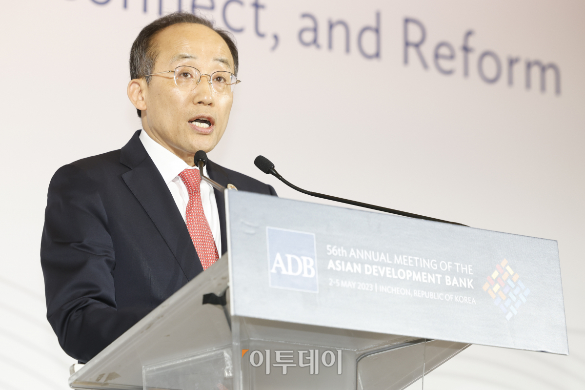 ▲추경호 경제부총리 겸 기획재정부 장관이 2일 오전 인천 연수구 송도컨벤시아에서 열린 '2023 ADB총회 한국세미나의 날' 에서 개회사를 하고 있다. 조현호 기자 hyunho@