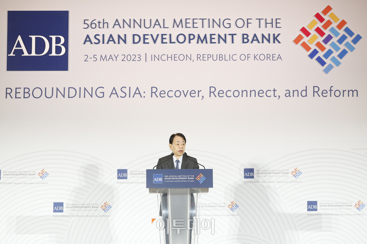 ▲아사카와 마사츠구 아시아개발은행(ADB) 총재가  2일 오전 인천 연수구 송도컨벤시아에서 열린 '2023 ADB총회 한국세미나의 날'에서 축사를 하고 있다. 조현호 기자 hyunho@