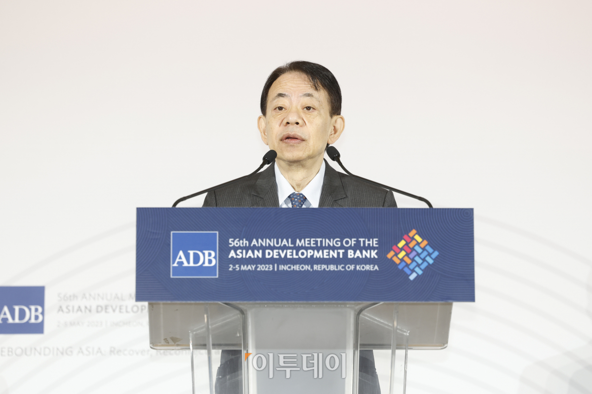 ▲아사카와 마사츠구 아시아개발은행(ADB) 총재가  2일 오전 인천 연수구 송도컨벤시아에서 열린 '2023 ADB총회 한국세미나의 날'에서 축사를 하고 있다. 조현호 기자 hyunho@