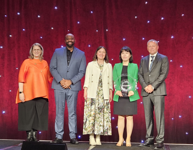 ▲30일(현지시간) 부터 사흘간 미국 미네소타주에서 열리는 글로벌 기업시민 콘퍼런스에서 포스코가 혁신상 환경부문 수상자에 선정됐다. (왼쪽부터) 보스턴컬리지 캐서린 스미스(Katherine V. Smith) 기업시민연구소장, 타겟(Target)사 론 브라운 상무, 타겟(Target)사 아만다 누즈 전무, 포스코 최영 기업시민실장, GRI(Global Reporting Initiative) 엘코 반 다르 엔덴(Eelco van der Enden) CEO. (사진제공=포스코)