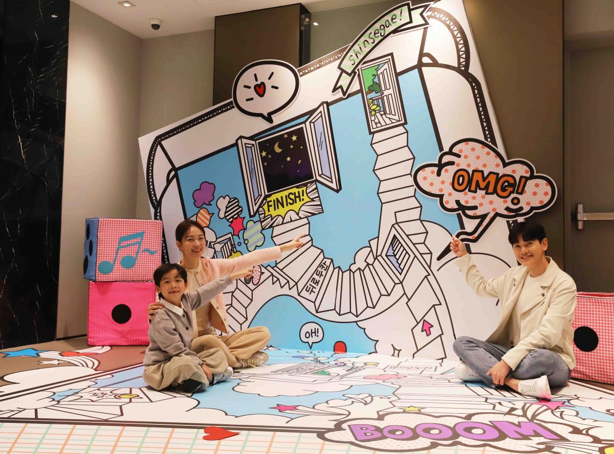 ▲2일 서울 중구 신세계백화점 본점 7층 엘리베이터홀에 마련된 체험형 아트 공간을 소개하고 있다. (사진제공=신세계)