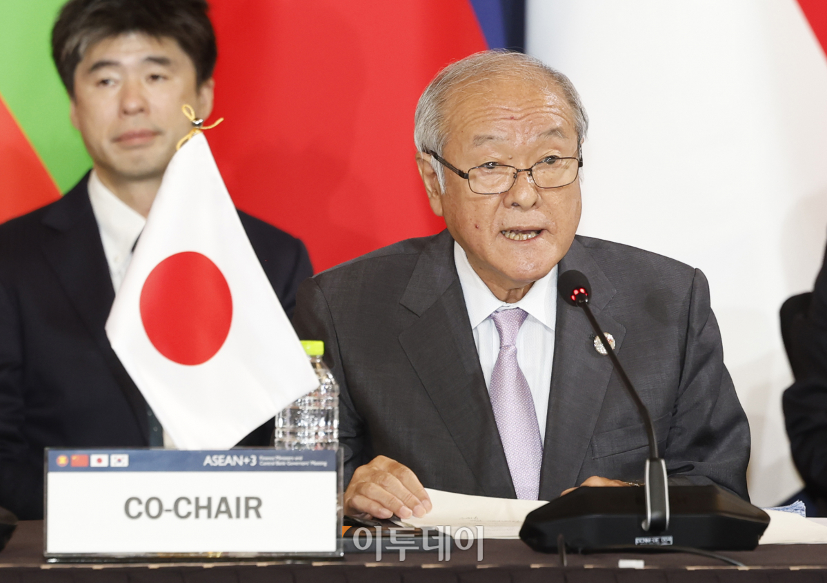 ▲스즈키 슌이치 일본 재무장관이 2일 오후 인천시 연수구 쉐라톤 그랜드 인천 호텔에서 열린 '제56차 ADB 연차총회' 아세안+한·중·일 재무장관·중앙은행 총재 회의에서 개회사를 하고 있다. 조현호 기자 hyunho@