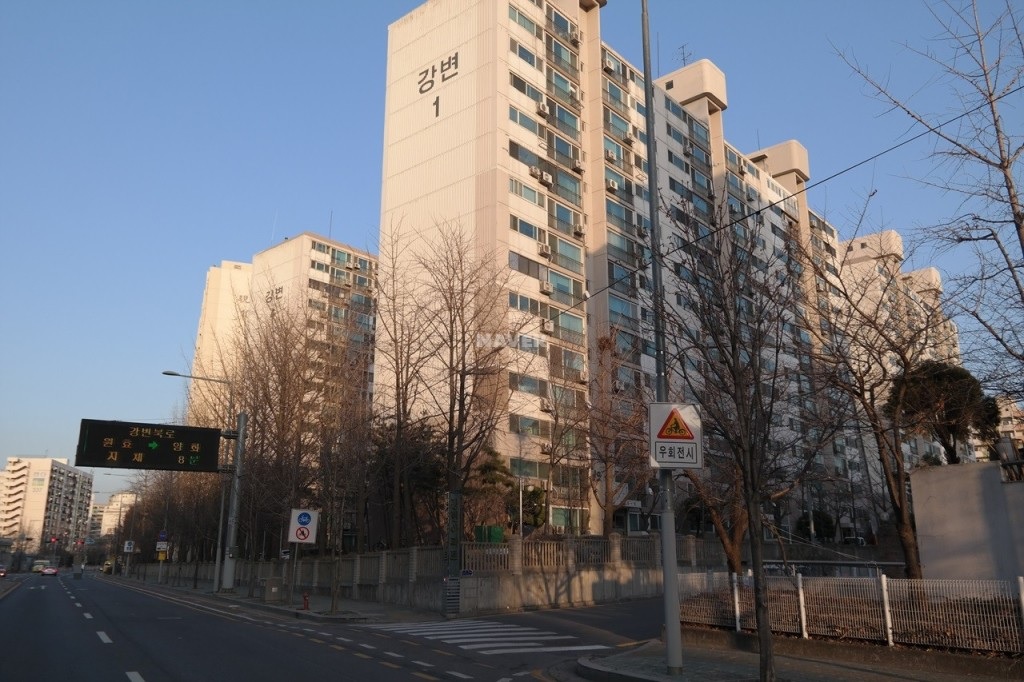 ▲서울 서초구 잠원동 잠원 강변 아파트 전경 (자료출처=네이버부동산)