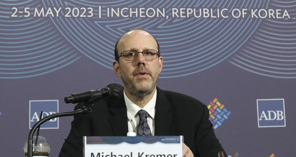 ▲2019년 노벨경제학상 수상자인 마이클 크레이머 하버드대학교 교수가 2일 오후 인천시 연수구 송도컨벤시아에서 열린 '제56차 아시아개발은행(ADB) 연차총회'에 참석해 기자간담회를 하고 있다. (사진제공=연합뉴스)