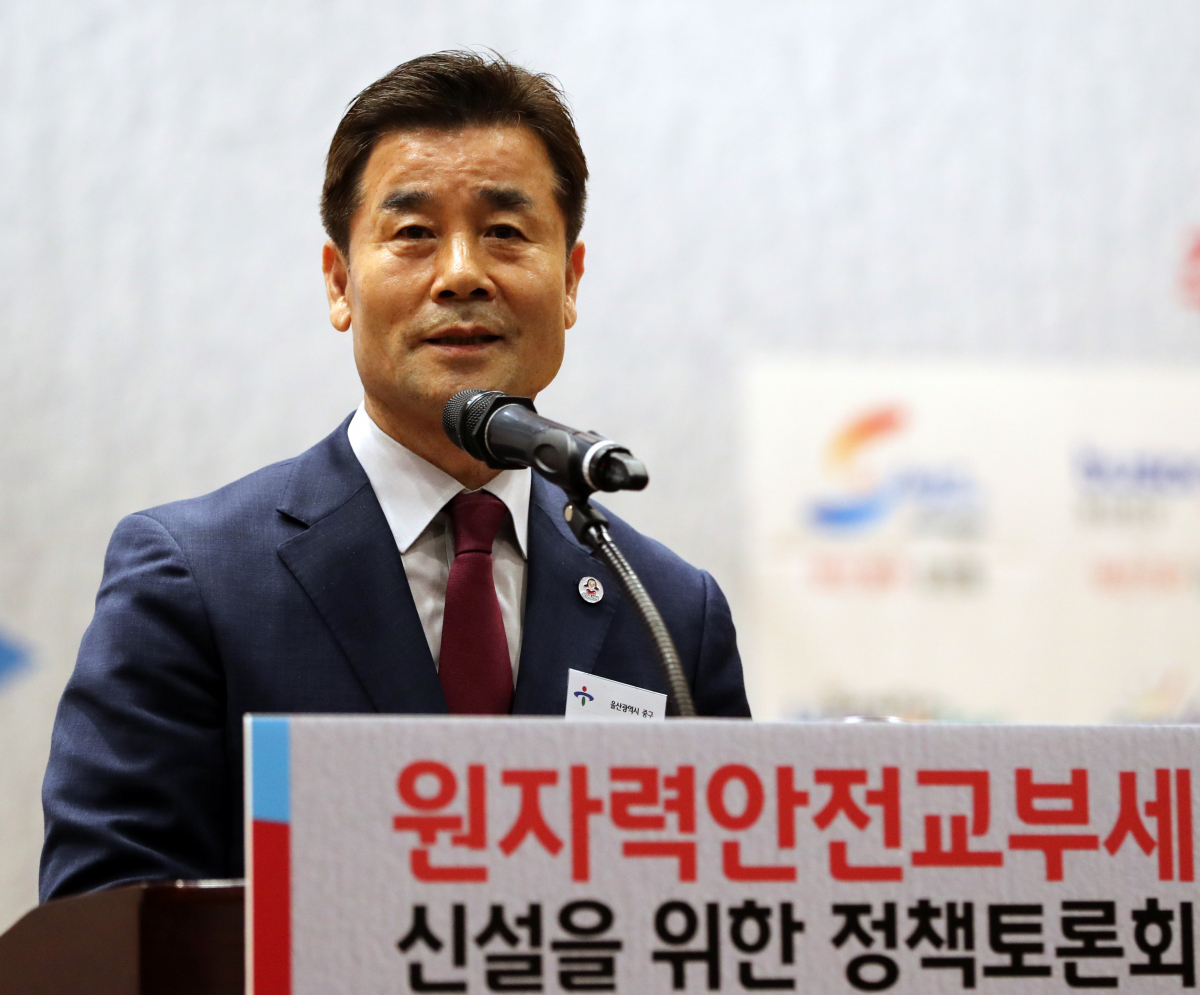 ▲전국 원전동맹 회장인 김영길 울산 중구청장이 2일 오후 서울 여의도 국회 의원회관에서 열린 원자력안전교부세 신설을 위한 국회토론회에서 기념사를 하고 있다. (뉴시스)