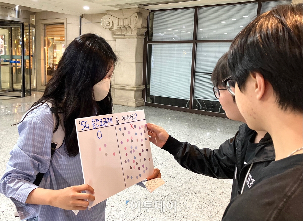 ▲4월 30일 오후 기자가 직접 신도림 테크노마트 앞을 지나가는 시민 100명에게 ‘5G 중간요금제를 아느냐’는 설문 조사를 진행했다. (사진= 임유진기자 @newjean)
