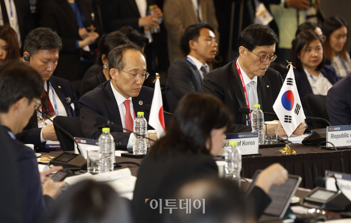 ▲추경호 경제부총리 겸 기획재정부 장관과 이창용 한국은행 총재가 2일 오후 인천시 연수구 쉐라톤 그랜드 인천 호텔에서 열린 '제56차 ADB 연차총회' 아세안+한·중·일 재무장관·중앙은행 총재 회의에 참석해 있다. 조현호 기자 hyunho@