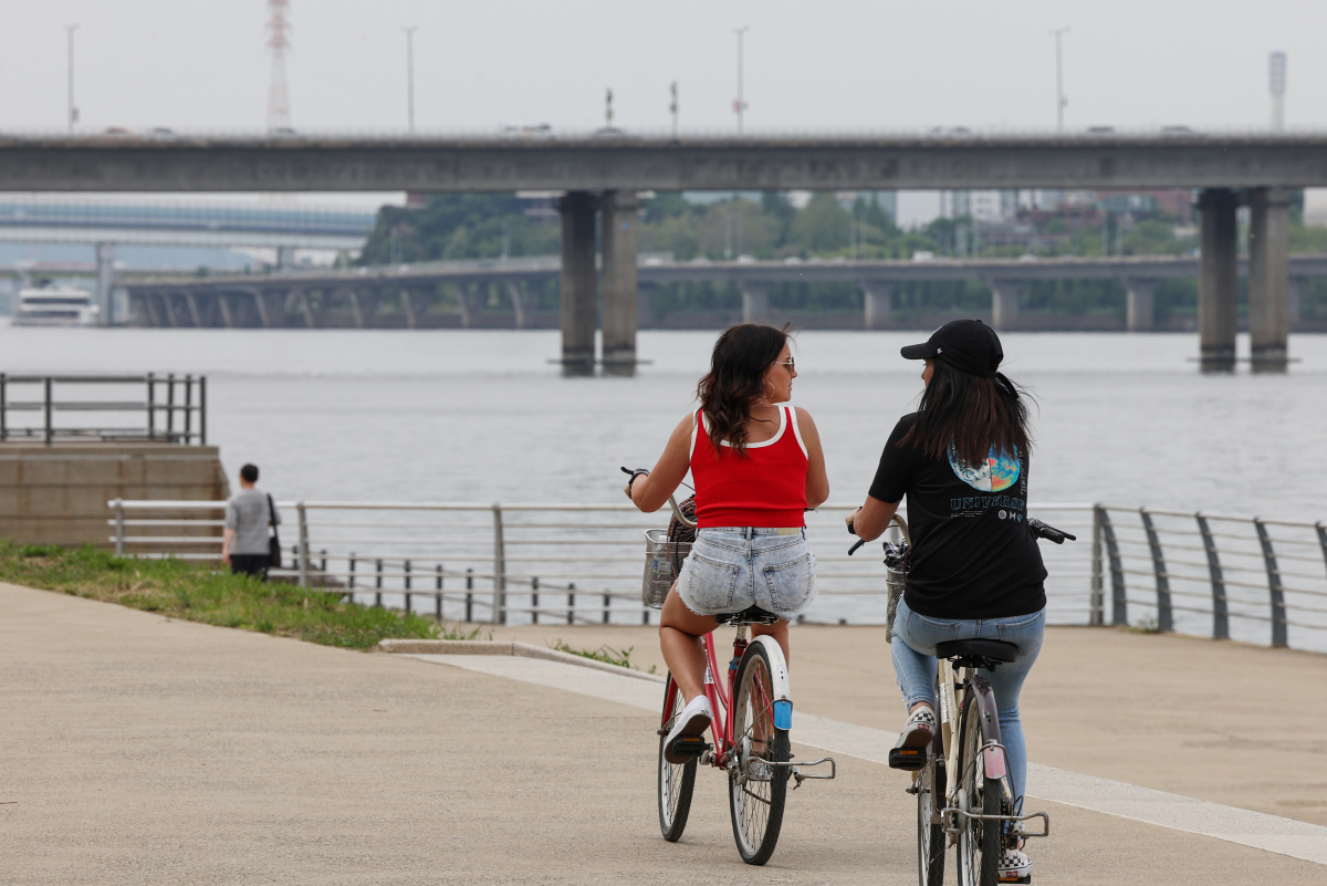 ▲전국 대부분 지역 낮 기온이 25도 내외로 오른 2일 오후 서울 여의도한강공원을 찾은 시민들이 자전거를 타고 있다.  (연합뉴스)