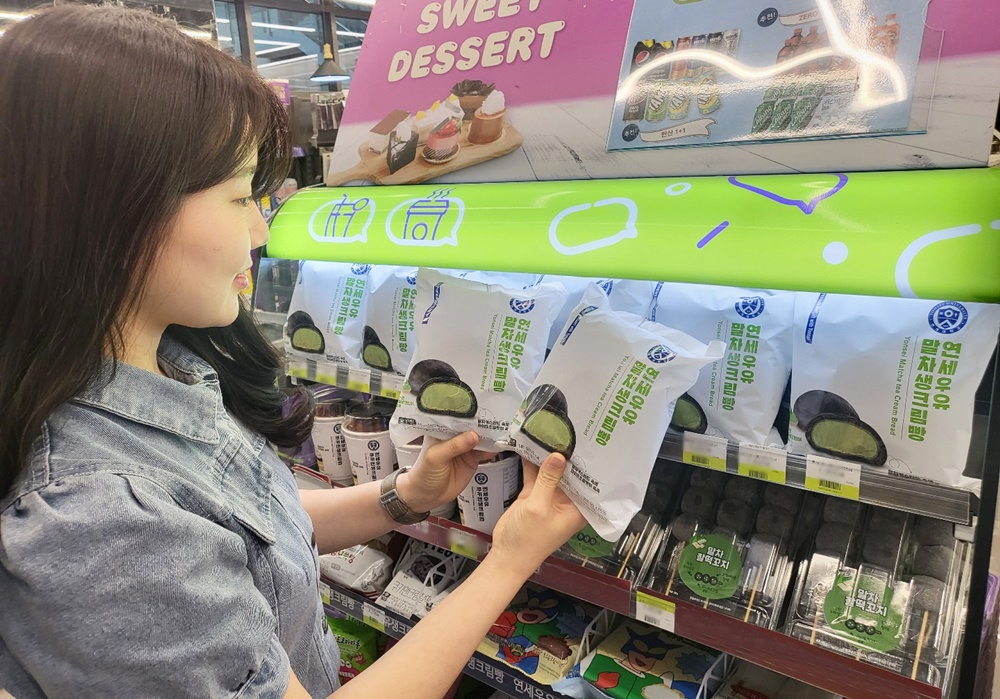 ▲3일 편의점 CU에서 모델이 CU의 연세우유 말차 생크림빵을 살펴보고 있다. (사진제공=BGF리테일)