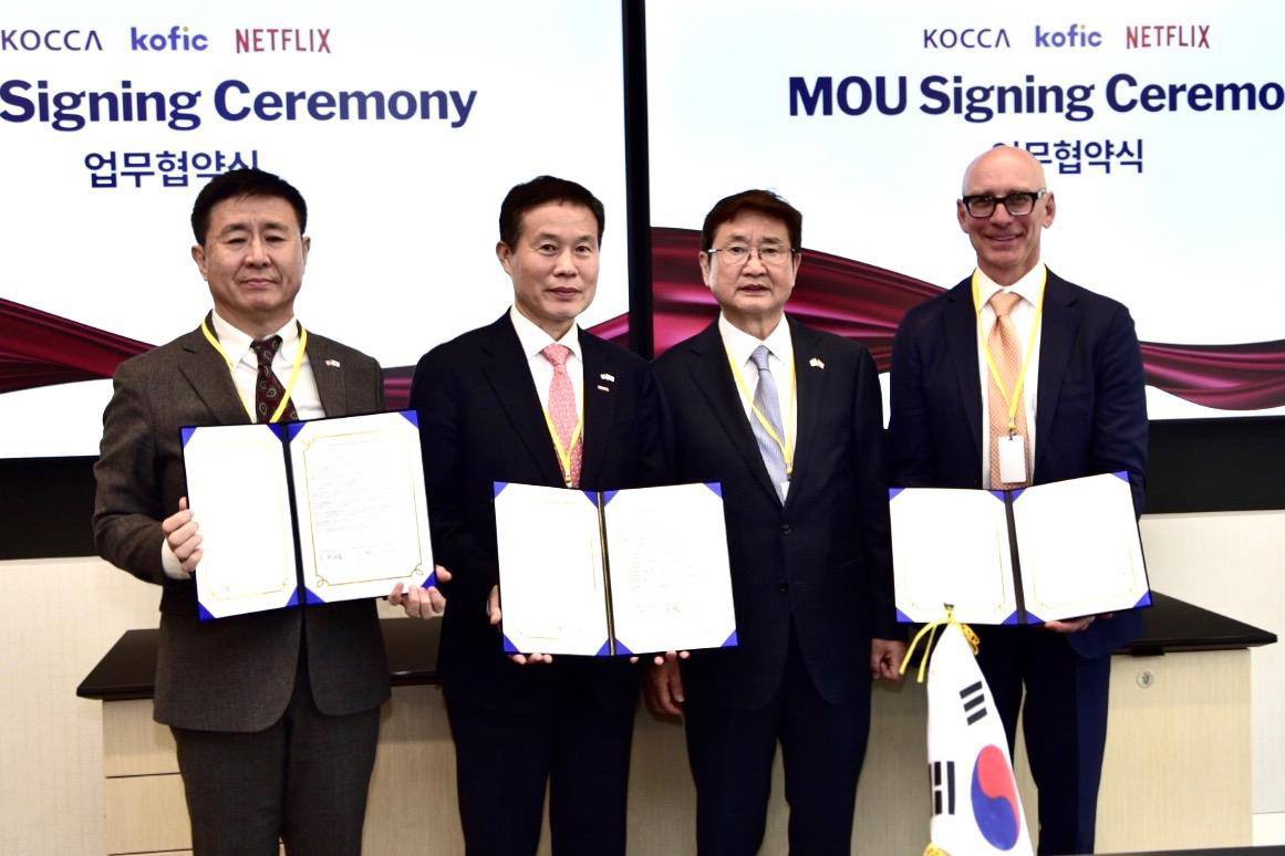 ▲ 한국콘텐츠진흥원·영화진흥위원회·넷플릭스는 지난 27일 미국 워싱턴에서 콘텐츠산업 인력교류 및 K-콘텐츠 확산을 위한 업무협약을 체결했다. (왼쪽부터 영화진흥위원회 박기용 위원장, 한국콘텐츠진흥원 조현래 원장, 문화체육관광부 박보균 장관, 넷플릭스 데이비드 하이만 최고법무책임자) (한국콘텐츠진흥원)