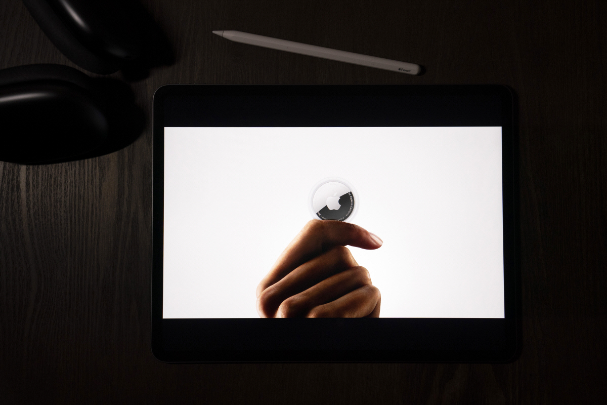 ▲화면에 애플의 블루투스 추적 장치인 에어태그(AirTag)가 보인다. 라하브라(미국)/AP뉴시스