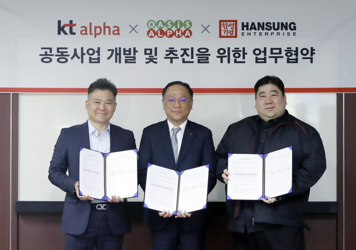 ▲(왼쪽부터)최유성 오아시스알파 대표, 조성수 KT알파 대표, 임준호 한성기업 대표가 ‘공동사업 개발 및 추진을 위한 업무 협약’을 체결하고 기념촬영을 하고 있다. (사진제공=KT알파)