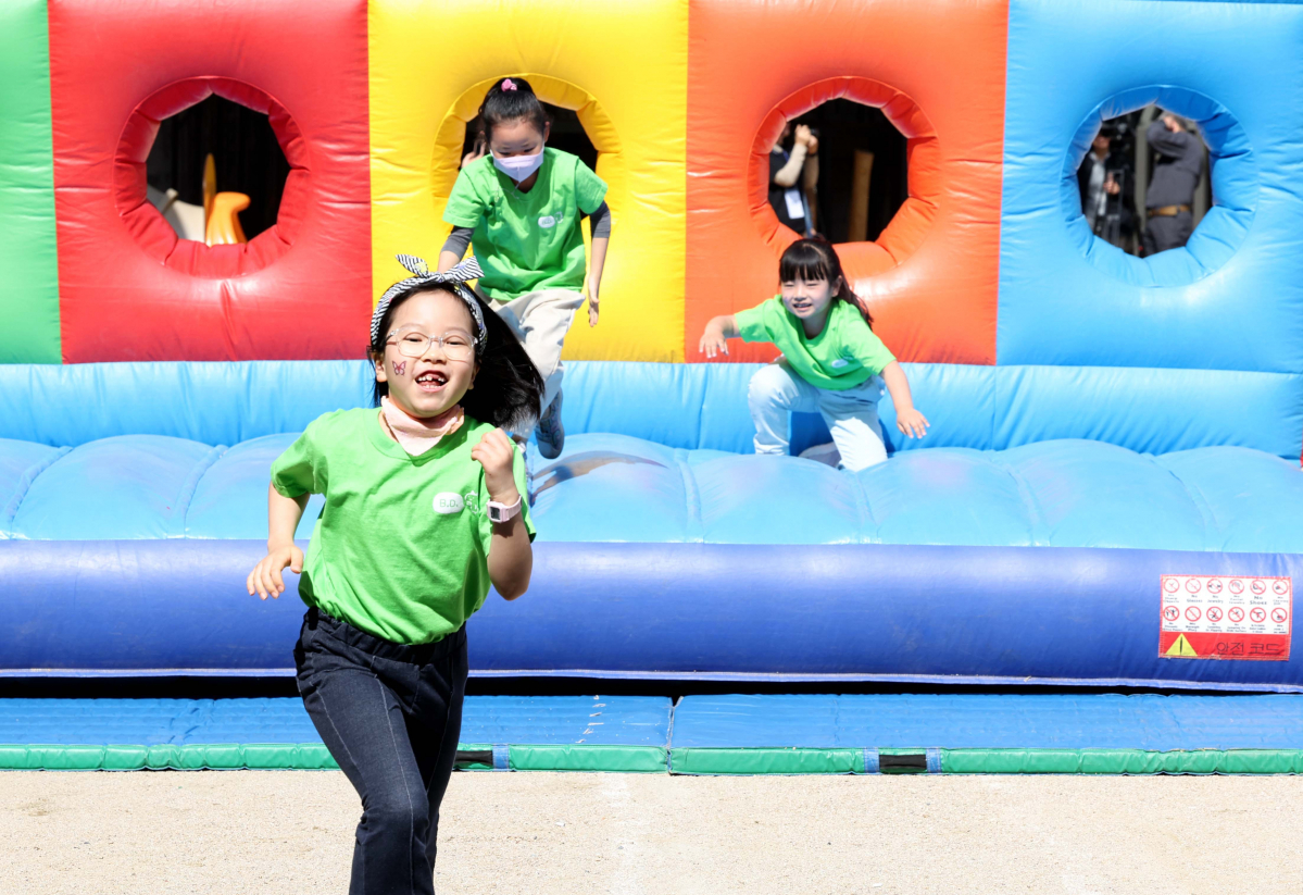 ▲3일 서울 동작구 본동초에서 어린이날을 앞두고 운동회가 열리고 있다. 신태현 기자 holjjak@