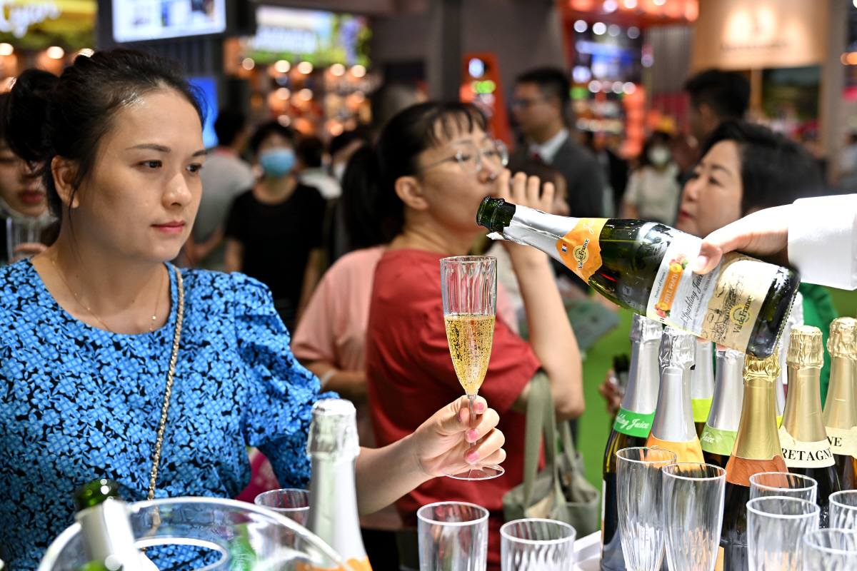 ▲중국 하이난성 하이커우에서 4월 12일(현지시간) 열린 중국 국제 소비재박람회(CICPE)에서 한 방문객이 음료를 시음하고 있다.  하이커우(중국)/신화뉴시스
