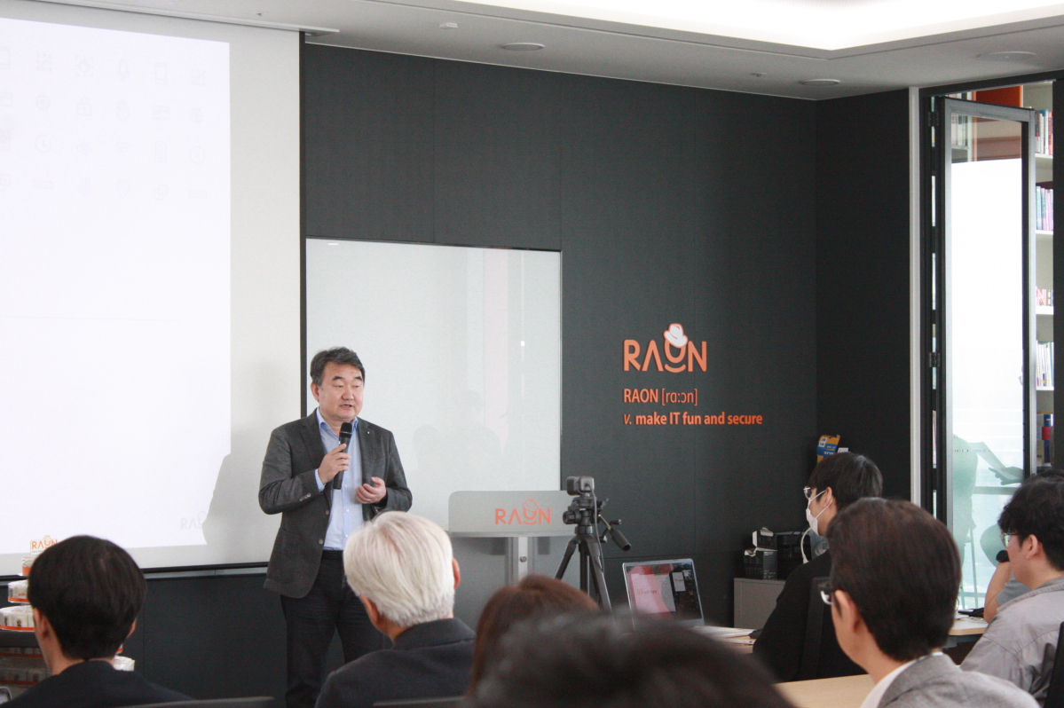 ▲3일 라온시큐어 여의도 신사옥에서 이순형 대표가 사옥 이전 축사를 하고 있다.  (사진제공=라온시큐어)