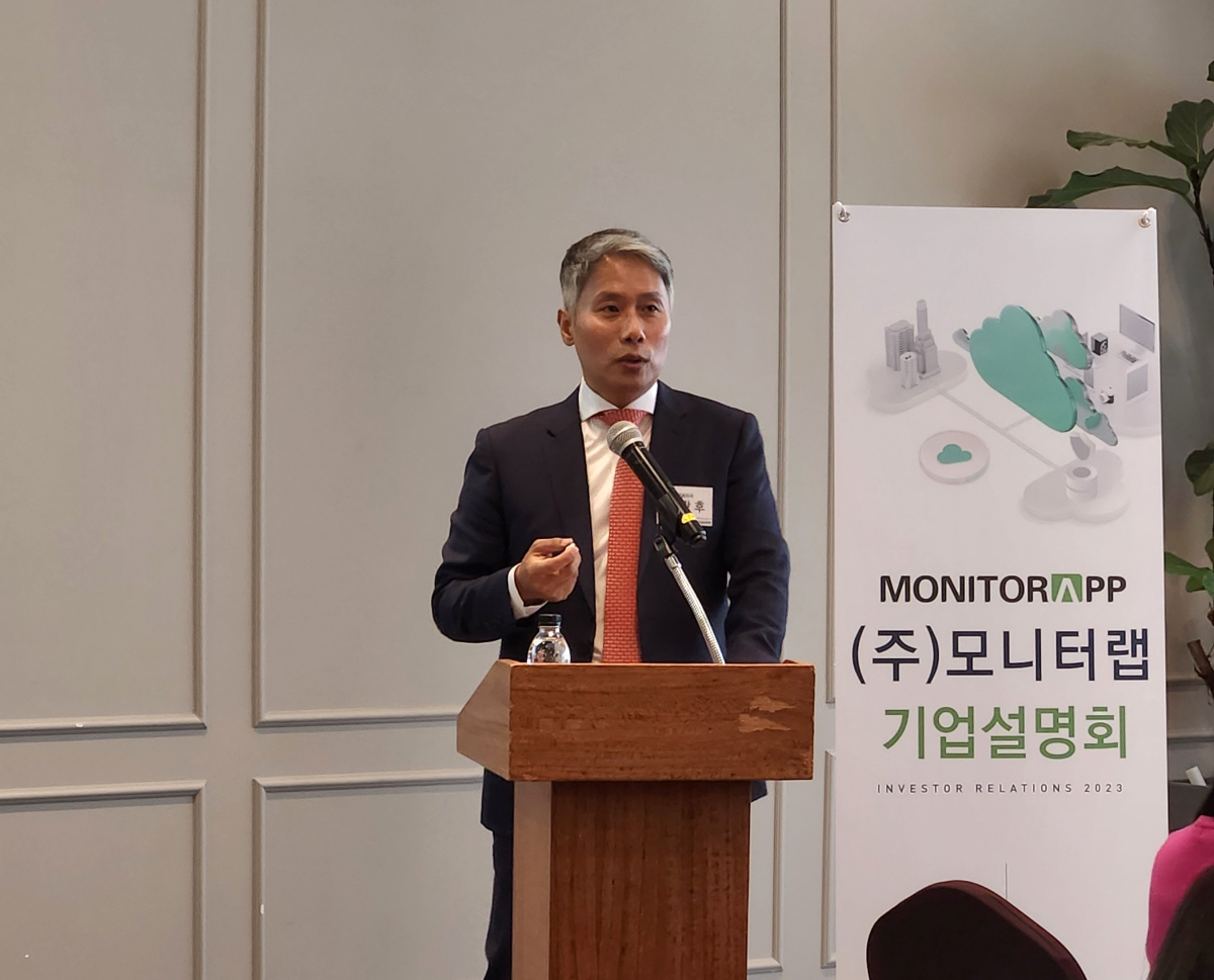 ▲이광후 모니터랩 대표이사가 3일 서울 여의도에서 열린 모니터랩 기업설명회에서 기업 소개를 진행 중이다. (사진제공=모니터랩)