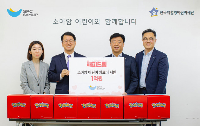 ▲3일 서울 성북구 한국백혈병어린이재단에서 진행한 소아암 및 희귀난치병 어린이 치료비를 지원하는 ‘해피드림 캠페인’ 후원금 전달식에서 서선원 한국백혈병어린이재단 사무총장(왼쪽 두 번째)과 박해만 SPC삼립 베이커리 부문 대표(오른쪽 두 번째)와 관계자들이 기념촬영을 하고 있다. (사진제공SPC삼립)