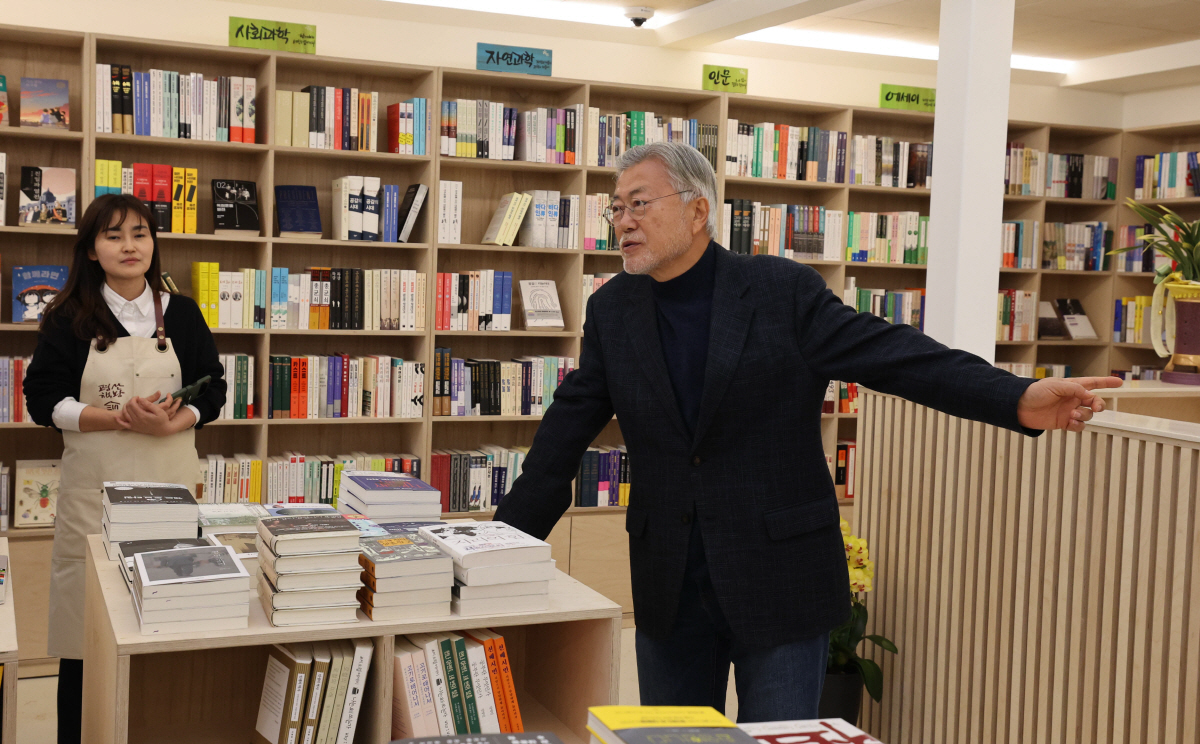 ▲문재인 전 대통령이 지난달 25일 경남 양산시 하북면 평산마을 ‘평산책방’에서 현판식을 마친 뒤 책방 직원들과 이야기를 나누고 있다. (뉴시스)
