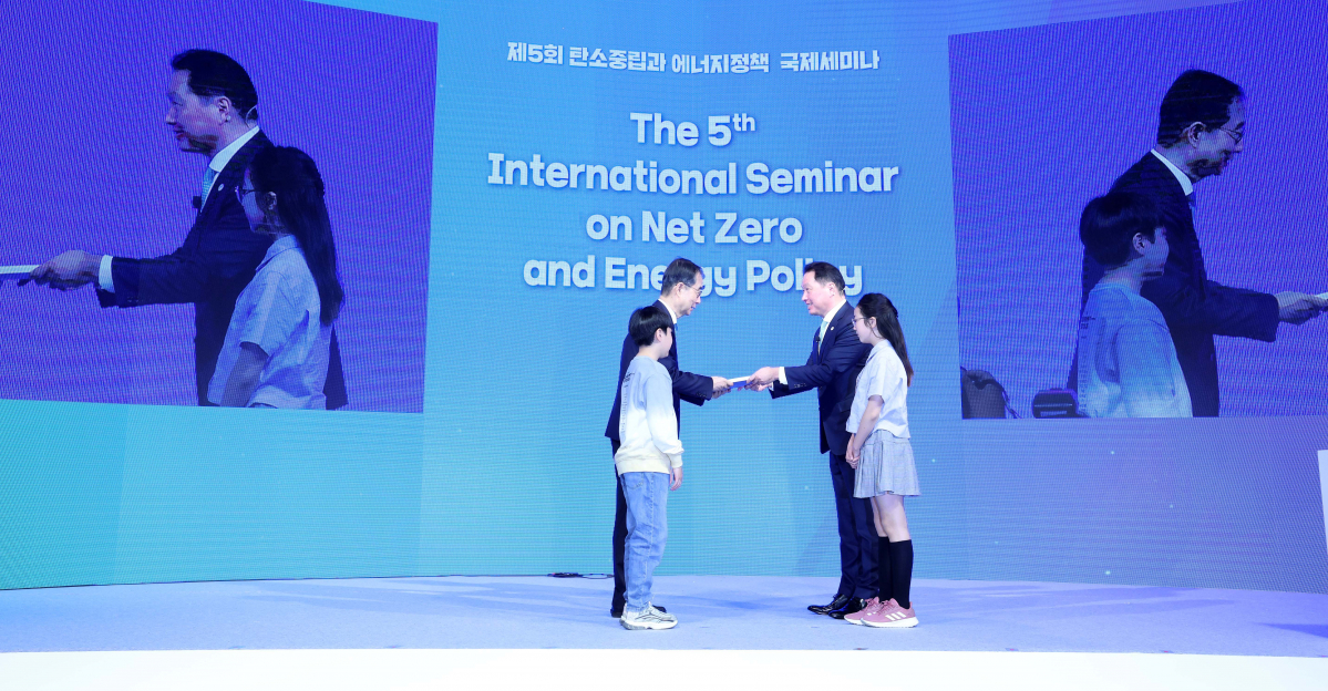 ▲한덕수 국무총리가 3일 서울 중구 대한상공회의소에서 열린 제5회 탄소중립과 에너지정책 국제세미나에서 최태원 대한상공회의소 회장에게 탄소중립 미래전략보고서를 전달받고 있다. 신태현 기자 holjjak@