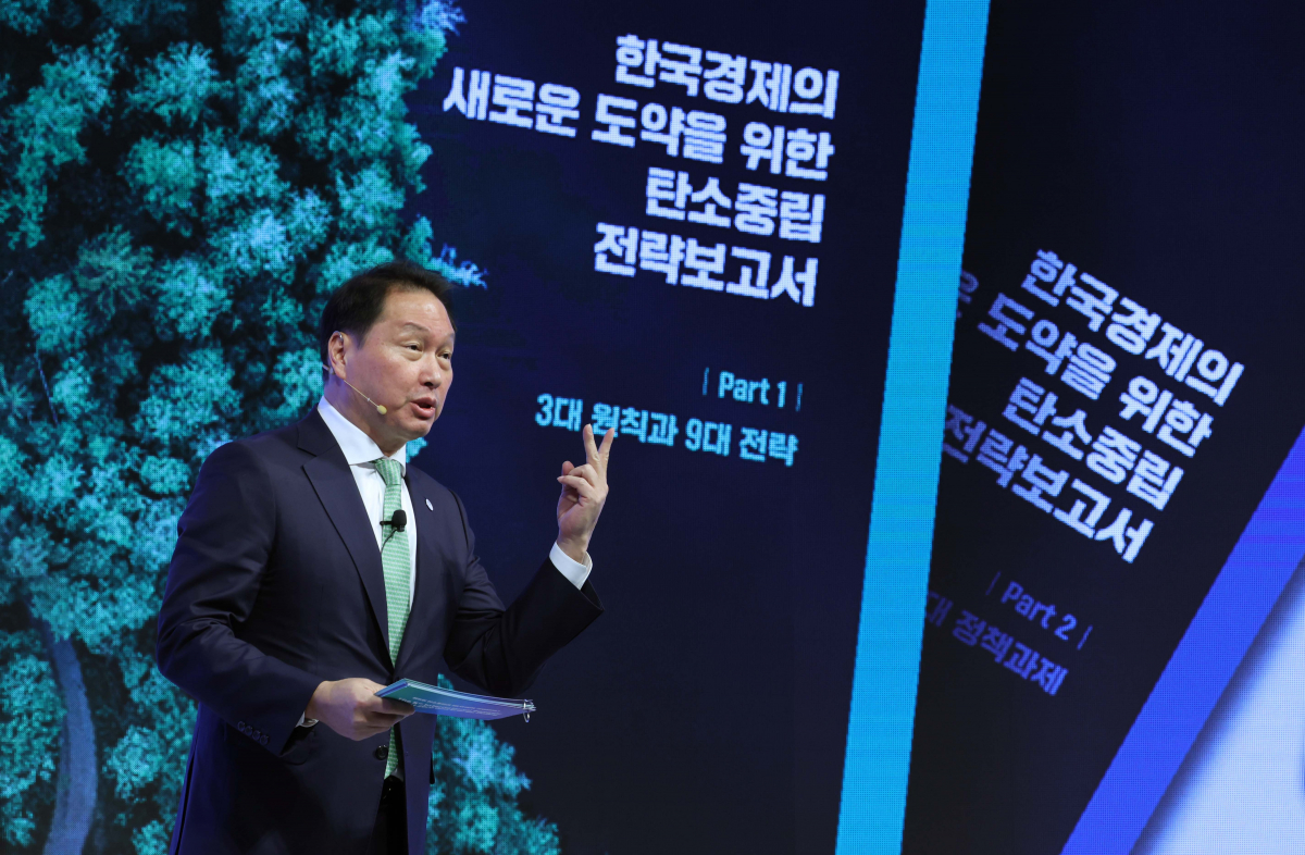 ▲최태원 대한상공회의소 회장이 3일 서울 중구 대한상공회의소에서 열린 제5회 탄소중립과 에너지정책 국제세미나에서 기조강연을 하고 있다. 신태현 기자 holjjak@