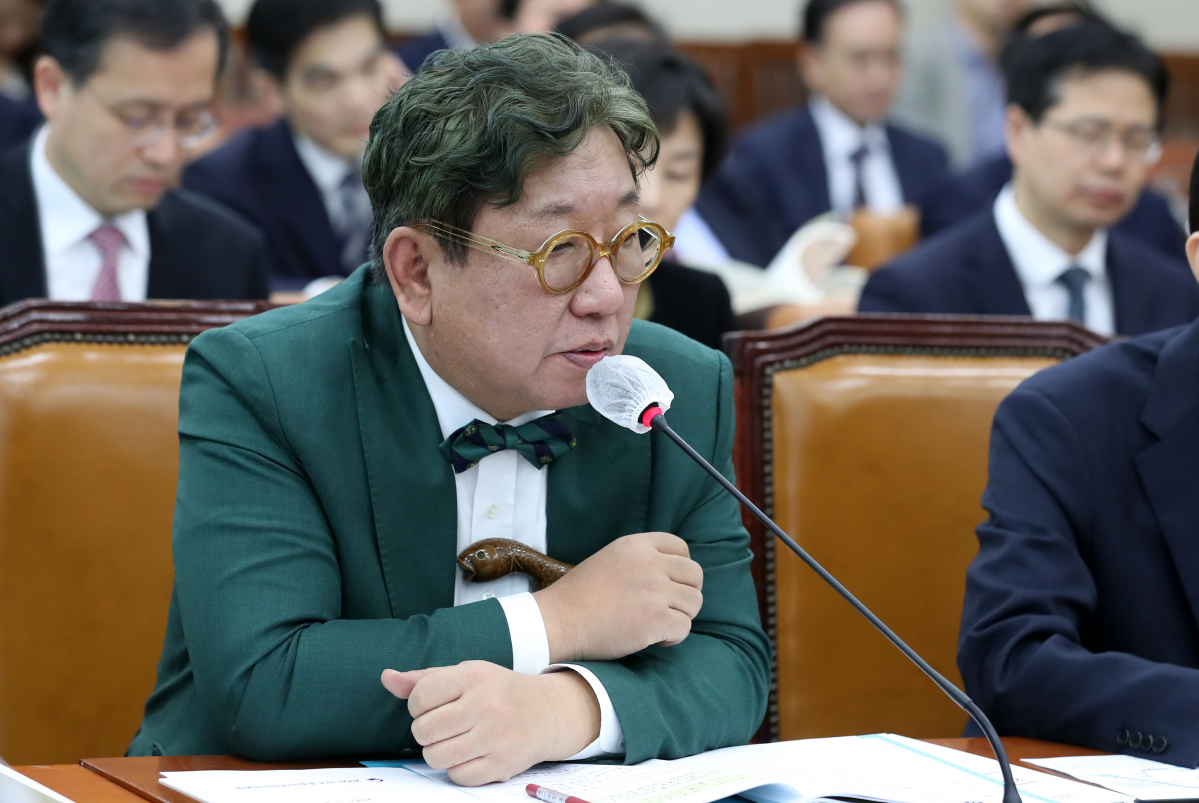 ▲김상협 2050탄소중립녹색성장위원회 민간위원장이 3일 오전 서울 여의도 국회에서 열린 기후위기특별위원회 전체회의에서 이소영 더불어민주당 의원의 질문에 답하고 있다 (뉴시스)