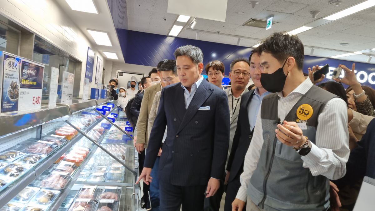 ▲정용진 신세계그룹 부회장이 5월 인천시 연수구 이마트 연수점을 방문해 매장 현장을 살펴보고 있다. (유승호 기자 peter@)