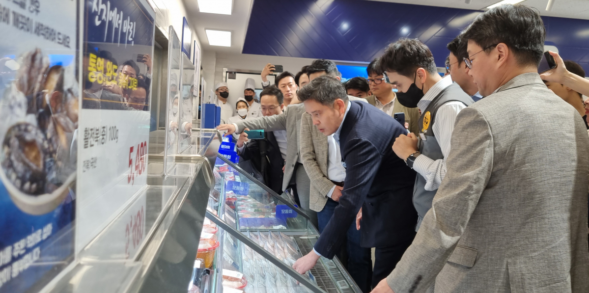 ▲정용진 신세계그룹 부회장이 3일 오후 인천시 연수구 이마트 연수점을 방문해 수산물 상품을 살펴보고 있다. (유승호 기자 peter@)