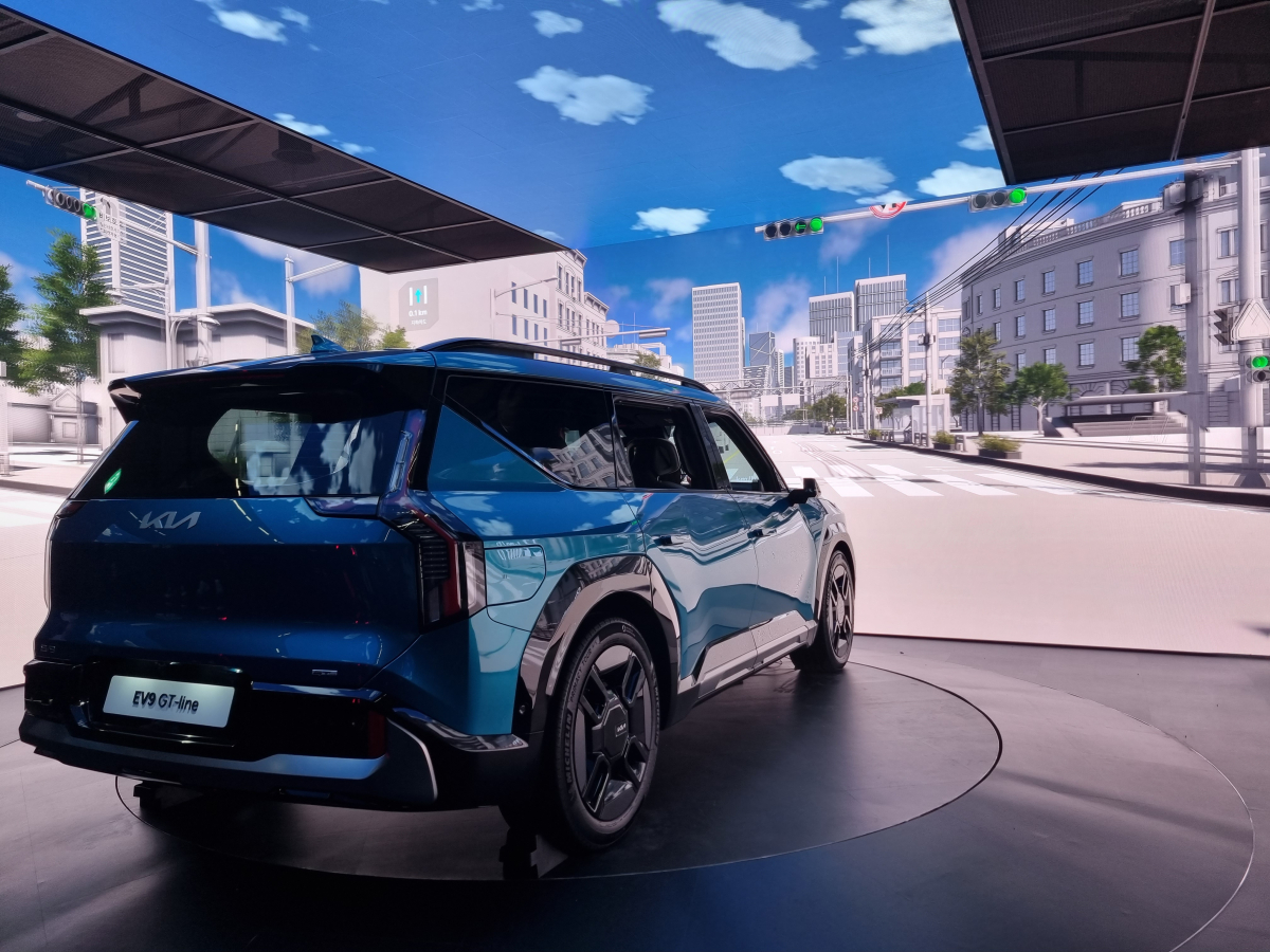 ▲'EV9 존'에서는 EV9 GT 라인에 적용될 고속도로 부분 자율주행 기능을 3면 LED와 턴테이블로 구성된 ‘드라이빙 시뮬레이터’를 통해 체험해볼 수 있다. (강문정 기자 kangmj@)