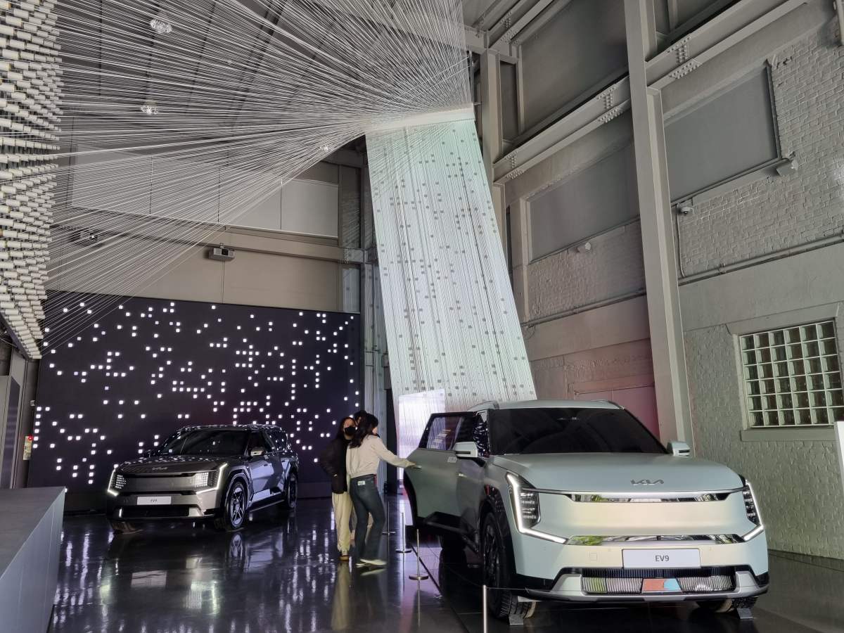 ▲‘헬로, EV 존’에는 기아의 미래 비전과 약속을 상징하는 실타래 모양의 조형물이 설치됐다. (강문정 기자 kangmj@)