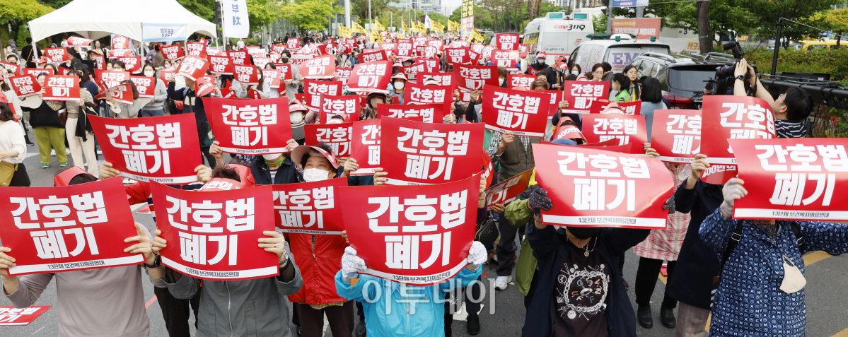 ▲대한의사협회, 대한간호조무사협회를 비롯한 13개 보건의료단체로 구성된 보건복지의료연대가 3일 오후 서울 영등포구 국회의사당역 앞에서 열린 간호법·면허박탈법 강행처리 더불어민주당 퇴출을 위한 400만 보건복지의료연대 규탄대회에서 구호를 외치고 있다. 조현호 기자 hyunho@
