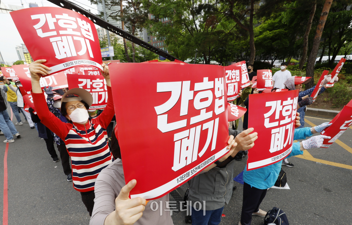▲대한의사협회, 대한간호조무사협회를 비롯한 13개 보건의료단체로 구성된 보건복지의료연대가 3일 오후 서울 영등포구 국회의사당역 앞에서 열린 간호법•면허박탈법 강행처리 더불어민주당 퇴출을 위한 400만 보건복지의료연대 규탄대회에서 구호를 외치고 있다. 조현호 기자 hyunho@