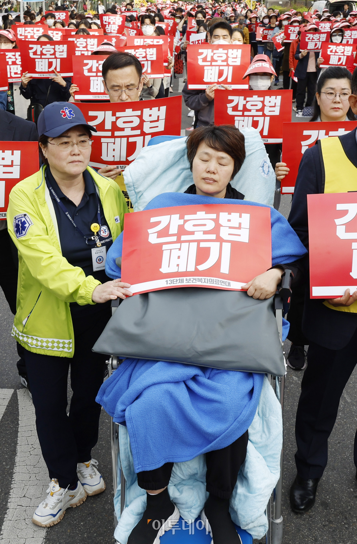 ▲곽지현 대한간호조무사협회장이 3일 오후 서울 영등포구 국회의사당역 앞에서 열린 간호법·면허박탈법 강행처리 더불어민주당 퇴출을 위한 400만 보건복지의료연대 규탄대회에 휠체어를 타고 참석해 있다. 조현호 기자 hyunho@