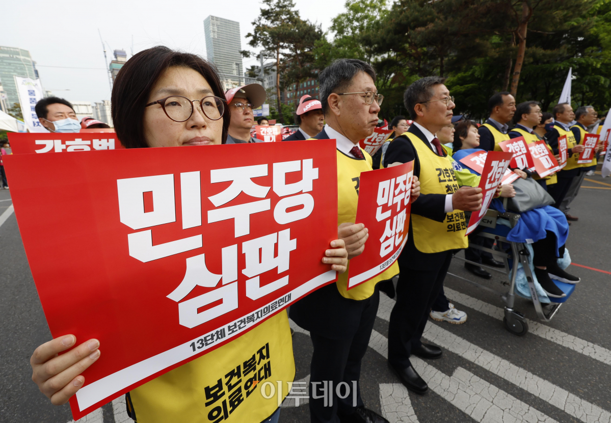 ▲대한의사협회, 대한간호조무사협회를 비롯한 13개 보건의료단체로 구성된 보건복지의료연대가 3일 오후 서울 영등포구 국회의사당역 앞에서 열린 간호법·면허박탈법 강행처리 더불어민주당 퇴출을 위한 400만 보건복지의료연대 규탄대회를 하고 있다. 조현호 기자 hyunho@