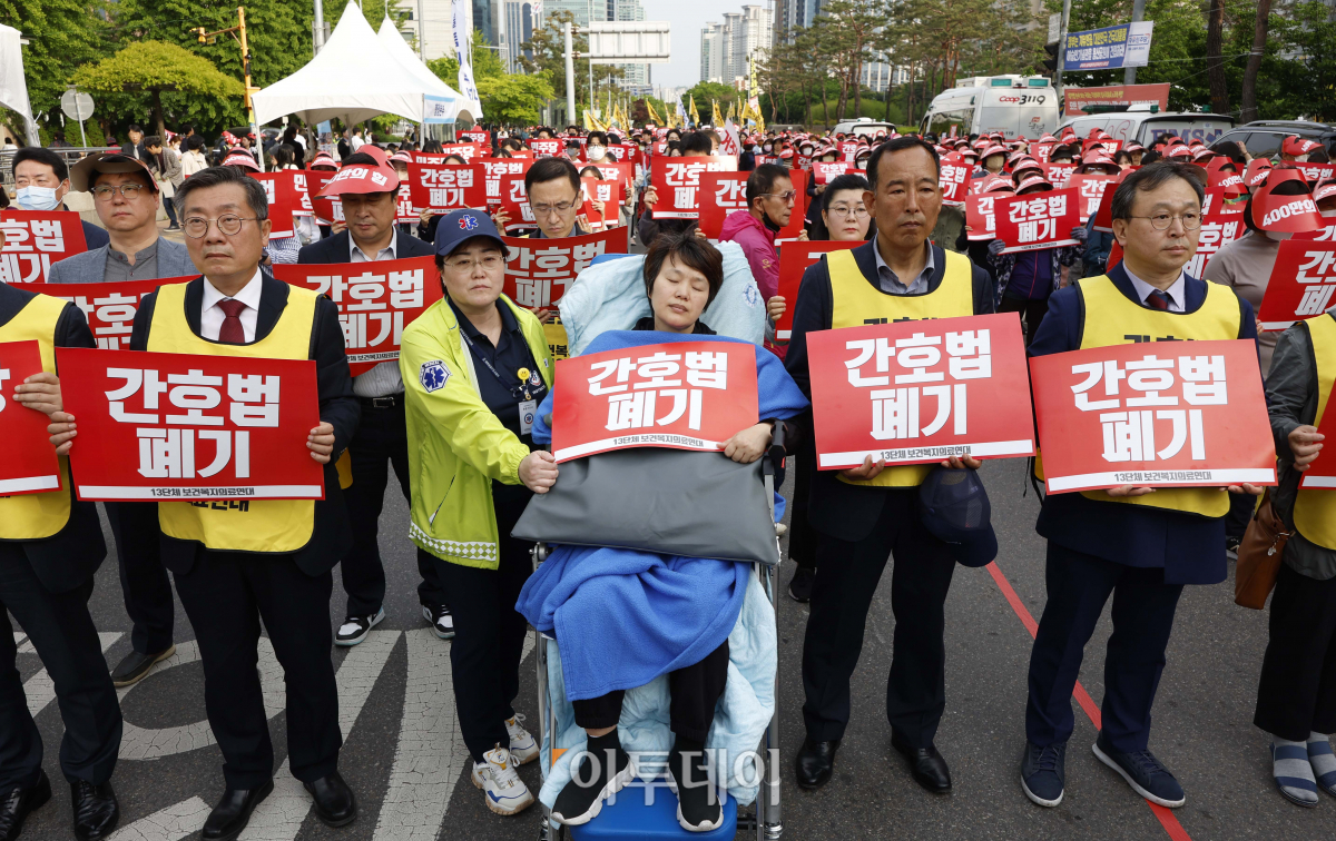 ▲곽지현 대한간호조무사협회장이 3일 오후 서울 영등포구 국회의사당역 앞에서 열린 간호법·면허박탈법 강행처리 더불어민주당 퇴출을 위한 400만 보건복지의료연대 규탄대회에 휠체어를 타고 참석해 있다. 조현호 기자 hyunho@