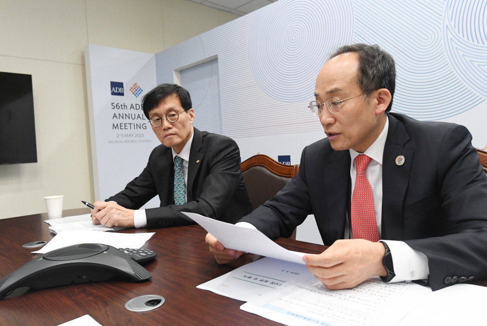 ▲인천광역시에서 개최된 제56차 아시아개발은행(ADB) 연차총회 참석 중인 추경호 경제부총리 겸 기획재정부 장관이 5월 4일 오전 이창용 한국은행 총재가 참석한 가운데 송도 컨벤시아에서 컨퍼런스 콜로 미국 기준금리 인상에 따른 비상거시경제금회의를 주재하고 있다. 김수현 금융위원장과 이복현 금감원장은 개별장소에서 참석했다. (사진제공=기획재정부)