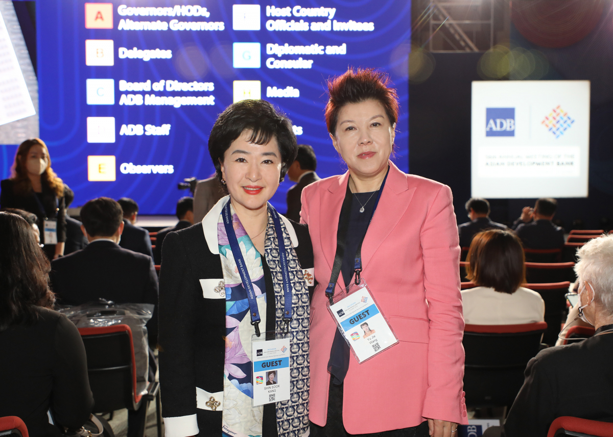 ▲강신숙 수협은행장(왼쪽)이 3일 인천 송도에서 열린 아시아개발은행(ADB) 연차총회에서 왕옥결 중국건설은행 대표와 기념촬영을 하고 있다. (사진제공=Sh수협은행)