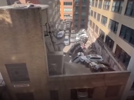 ▲지난달 18일 미국 뉴욕 맨해튼의 주차장 건물이 붕괴했다.  (연합뉴스TV 화면캡쳐)