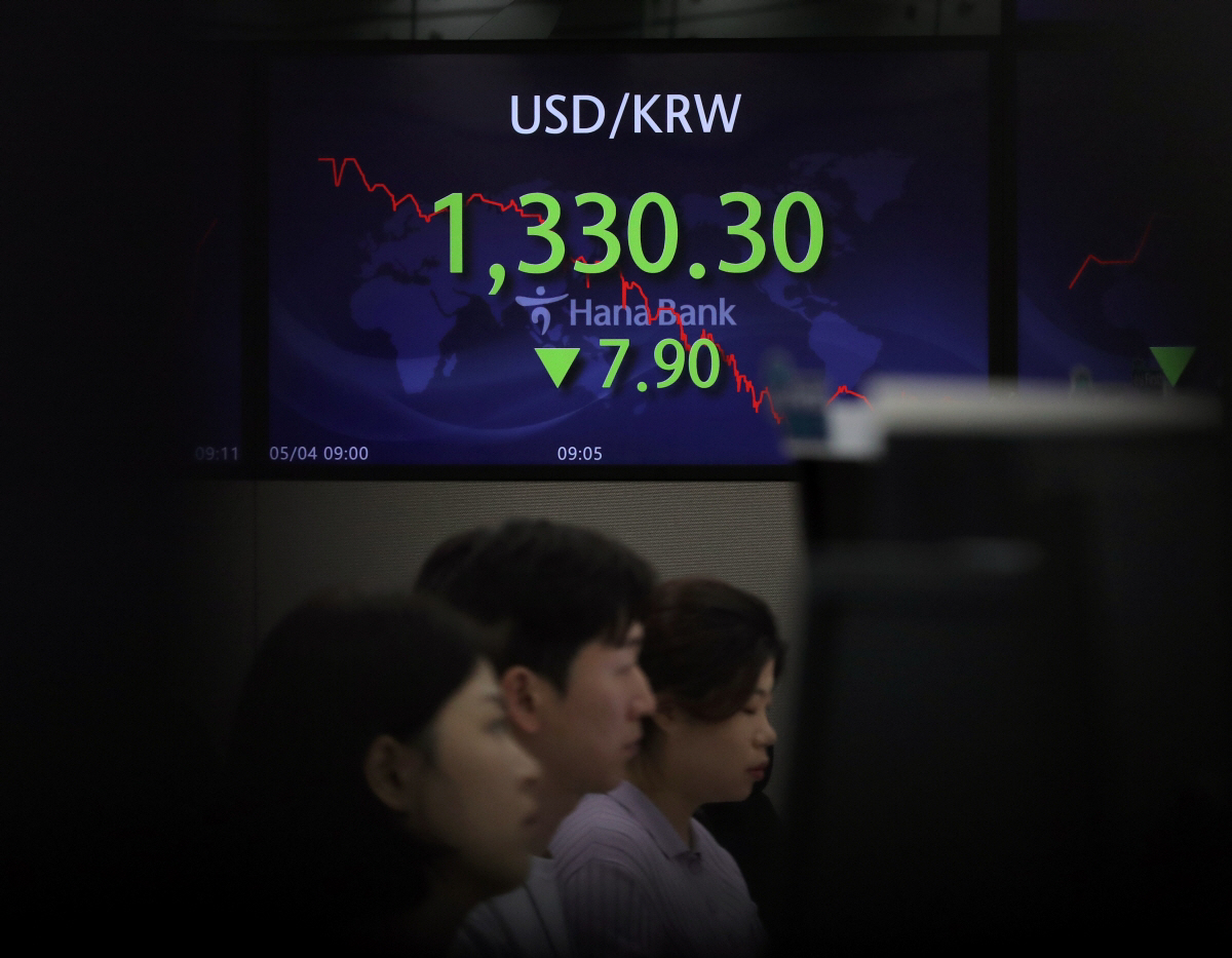 ▲4일 오전 서울 중구 하나은행 딜링룸에서 딜러들이 업무를 하고 있다. 이날 코스피는 전 거래일(2501.40)보다 6.58포인트(0.26%) 내린 2494.82에, 코스닥지수는 전 거래일(843.18)보다 1.05포인트(0.12%) 하락한 842.13에 거래를 시작했다. 서울 외환시장에서 원·달러 환율은 전 거래일(1338.2원)보다 3.2원 하락한 1335.0원에 출발했다. (뉴시스)
