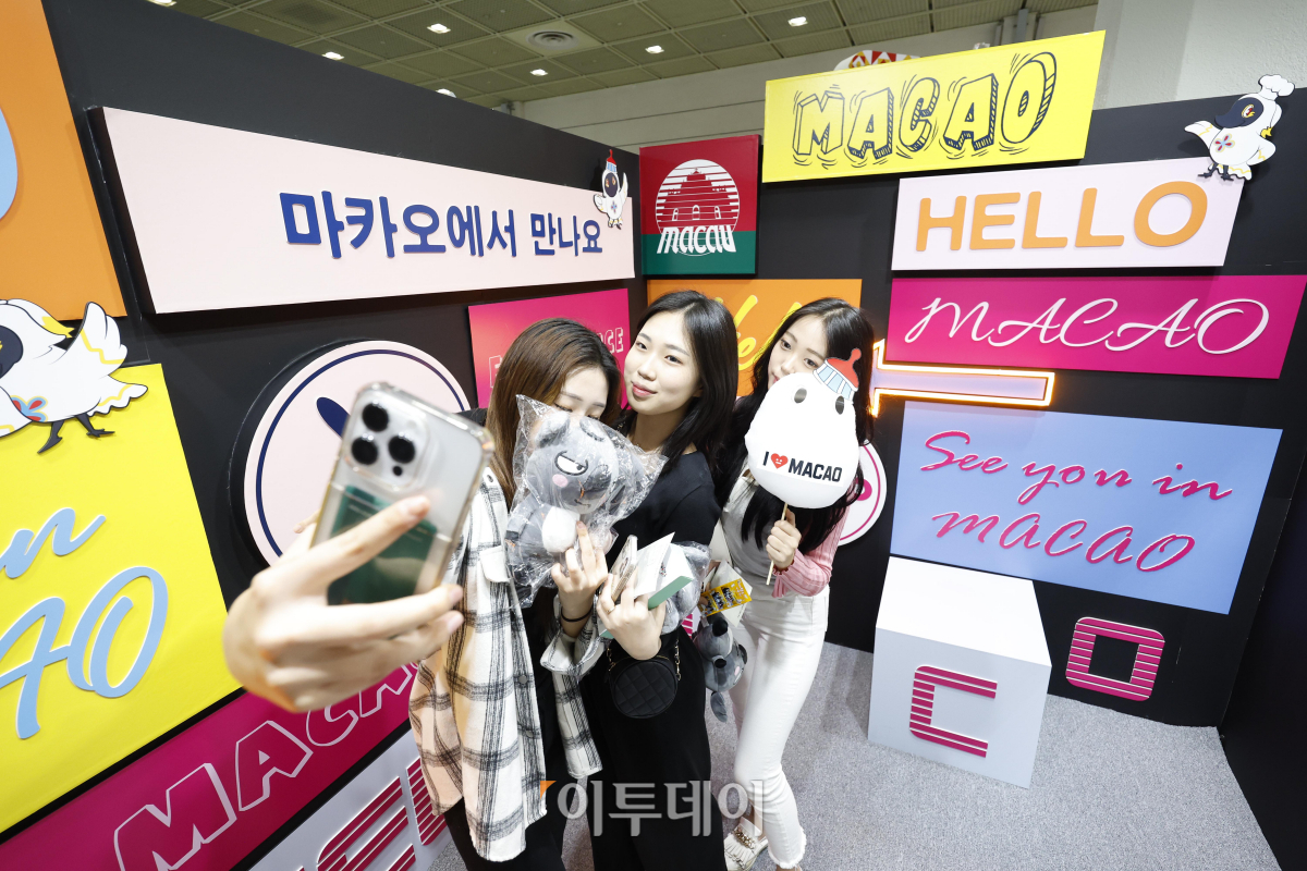 ▲4일 오전 서울 강남구 코엑스에서 열린 제38회 서울국제관광전(SITF2023) 마카오 부스에서 관람객들이 셀카를 찍고 있다. 서울국제관광전조직위원회와 국제관광인포럼이 주최하고 코트파가 주관하는 이번 행사는 괌, 스페인, 그리스 등 40여개국이 참여해 500여 개 부스를 꾸몄다. 조현호 기자 hyunho@