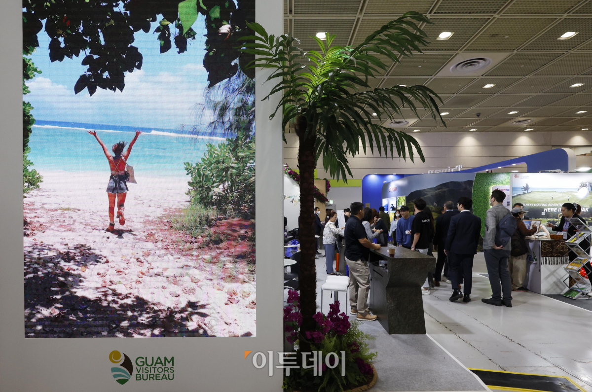 ▲4일 오전 서울 강남구 코엑스에서 열린 제38회 서울국제관광전(SITF2023)에서 관람객들이 괌 부스를 살펴보고 있다. 서울국제관광전조직위원회와 국제관광인포럼이 주최하고 코트파가 주관하는 이번 행사는 괌, 스페인, 그리스 등 40여개국이 참여해 500여 개 부스를 꾸몄다. 조현호 기자 hyunho@