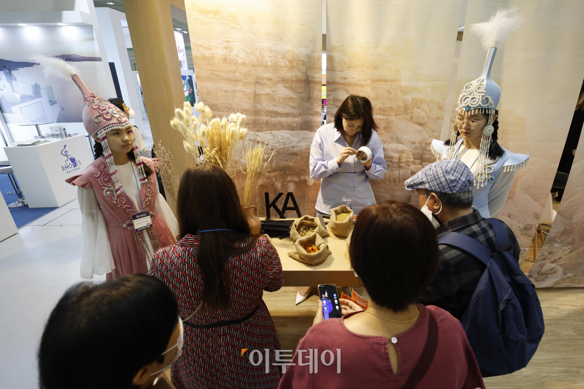 ▲4일 오전 서울 강남구 코엑스에서 열린 제38회 서울국제관광전(SITF2023)에서 관람객들이 카자흐스탄 부스를 살펴보고 있다. 서울국제관광전조직위원회와 국제관광인포럼이 주최하고 코트파가 주관하는 이번 행사는 괌, 스페인, 그리스 등 40여개국이 참여해 500여 개 부스를 꾸몄다. 조현호 기자 hyunho@