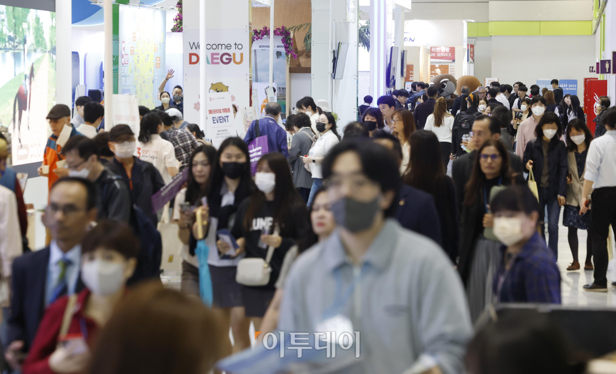 ▲4일 오전 서울 강남구 코엑스에서 열린 제38회 서울국제관광전(SITF2023) 전시장이 관람객들로 붐비고 있다. 서울국제관광전조직위원회와 국제관광인포럼이 주최하고 코트파가 주관하는 이번 행사는 괌, 스페인, 그리스 등 40여개국이 참여해 500여 개 부스를 꾸몄다. 조현호 기자 hyunho@