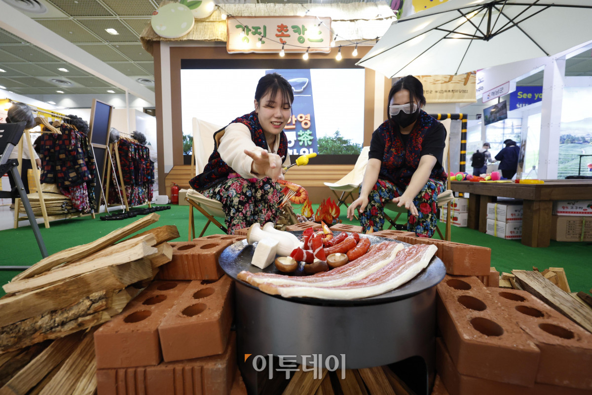 ▲4일 오전 서울 강남구 코엑스에서 열린 제38회 서울국제관광전(SITF2023) 강진군 부스에서 관람객들이 강진 촌캉스 체험을 하고 있다. 서울국제관광전조직위원회와 국제관광인포럼이 주최하고 코트파가 주관하는 이번 행사는 괌, 스페인, 그리스 등 40여개국이 참여해 500여 개 부스를 꾸몄다. 조현호 기자 hyunho@