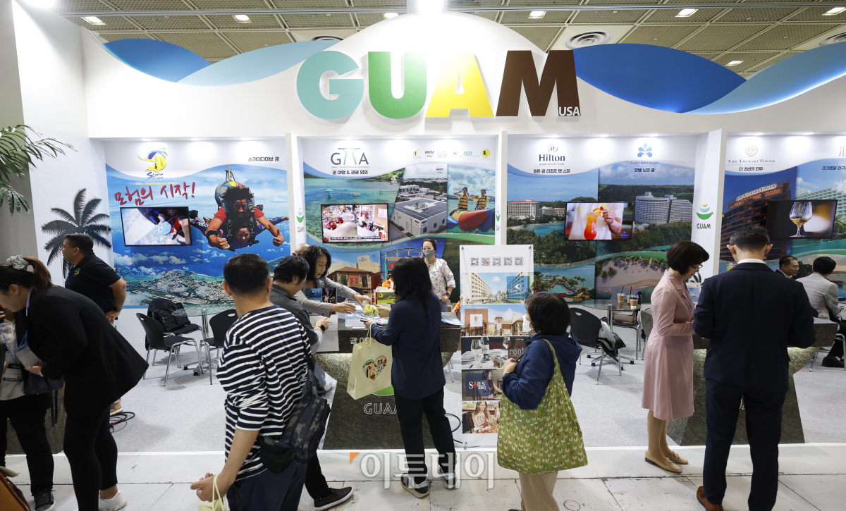 ▲4일 오전 서울 강남구 코엑스에서 열린 제38회 서울국제관광전(SITF2023)에서 관람객들이 괌 여행 부스를 살펴보고 있다. 서울국제관광전조직위원회와 국제관광인포럼이 주최하고 코트파가 주관하는 이번 행사는 괌, 스페인, 그리스 등 40여개국이 참여해 500여 개 부스를 꾸몄다. 조현호 기자 hyunho@