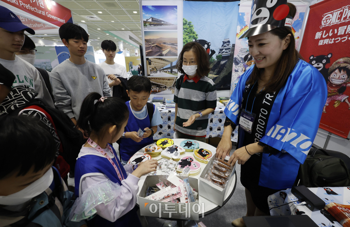 ▲4일 오전 서울 강남구 코엑스에서 열린 제38회 서울국제관광전(SITF2023) 일본 부스에서 아이들이 기념품을 받고 있다. 서울국제관광전조직위원회와 국제관광인포럼이 주최하고 코트파가 주관하는 이번 행사는 괌, 스페인, 그리스 등 40여개국이 참여해 500여 개 부스를 꾸몄다. 조현호 기자 hyunho@