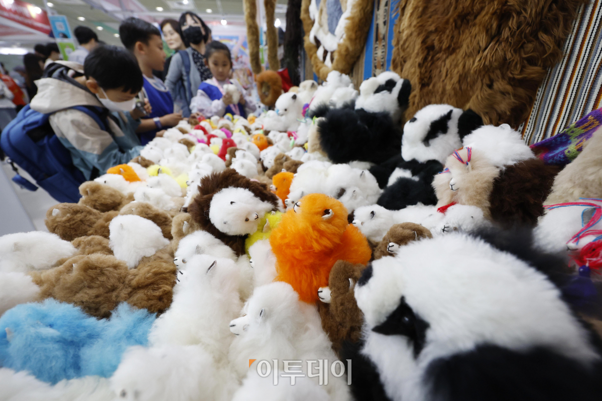 ▲4일 오전 서울 강남구 코엑스에서 열린 제38회 서울국제관광전(SITF2023) 주한 페루대사관 부스에서 아이들이 인형을 살펴보고 있다. 서울국제관광전조직위원회와 국제관광인포럼이 주최하고 코트파가 주관하는 이번 행사는 괌, 스페인, 그리스 등 40여개국이 참여해 500여 개 부스를 꾸몄다. 조현호 기자 hyunho@