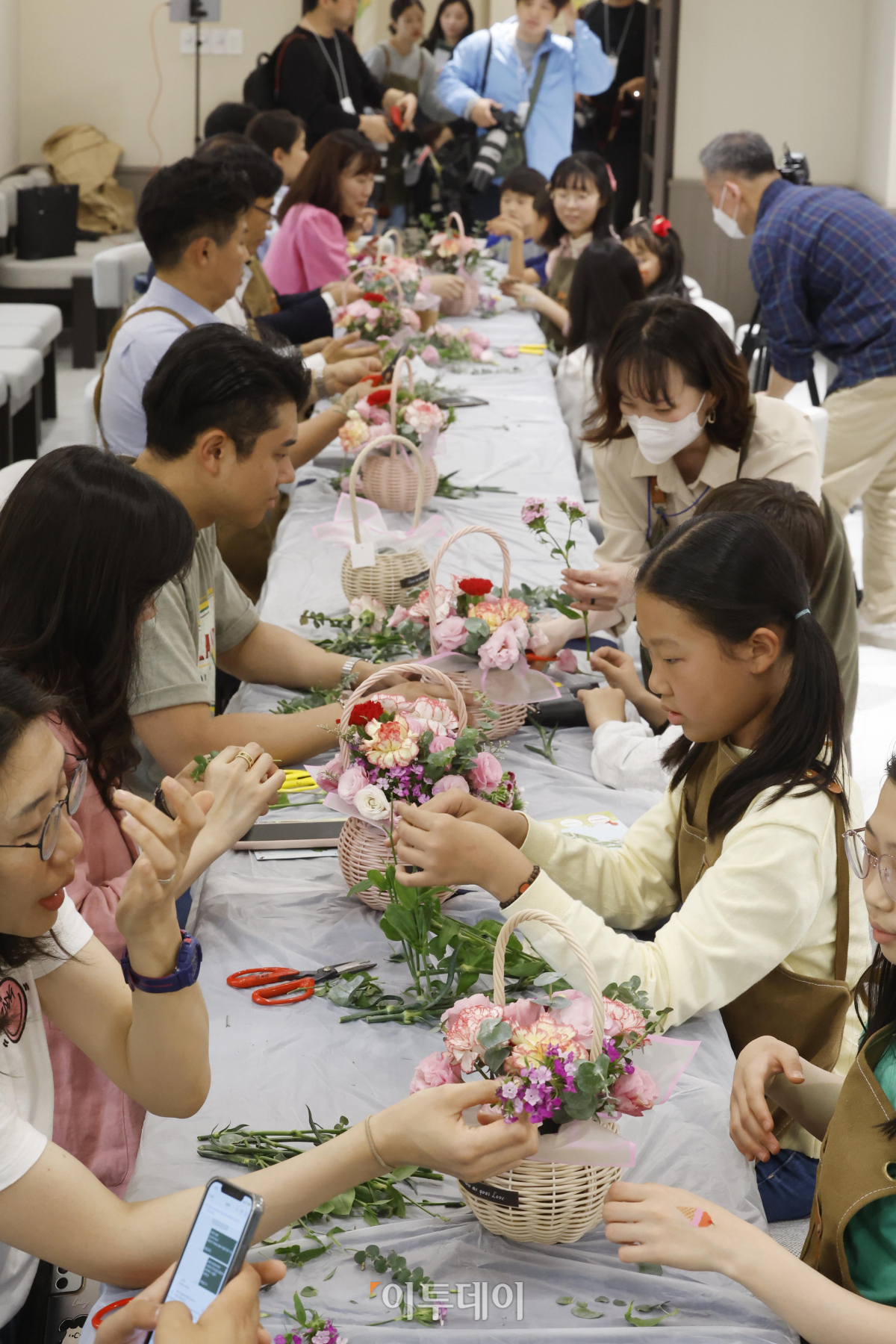 ▲어린이날을 하루 앞둔 4일 오후 서울 용산구 옛 주한미군 기지에 재탄생한 용산어린이정원 이벤트 하우스에서 아이들이 화분 꾸미기 체험을 하고 있다. 조현호 기자 hyunho@