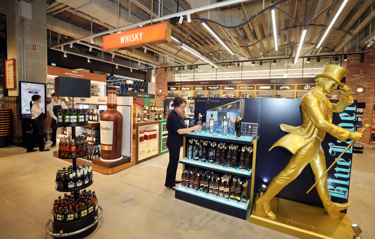 ▲스타필드 하남에 들어선 체험형 와인 매장 '와인클럽' 내에 마련된 위스키 매장. (사진제공=이마트)