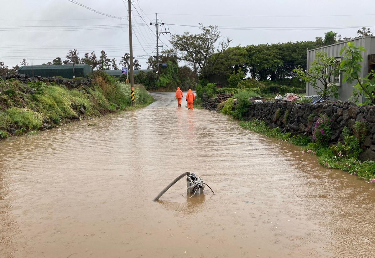 ▲제주도 전역에 호우특보가 내려진 4일 제주시 애월읍 신엄리 한 도로에 물이 차면서 소방대원들이 배수 작업을 벌이고 있다. (사진제공=제주도 소방안전본부)
